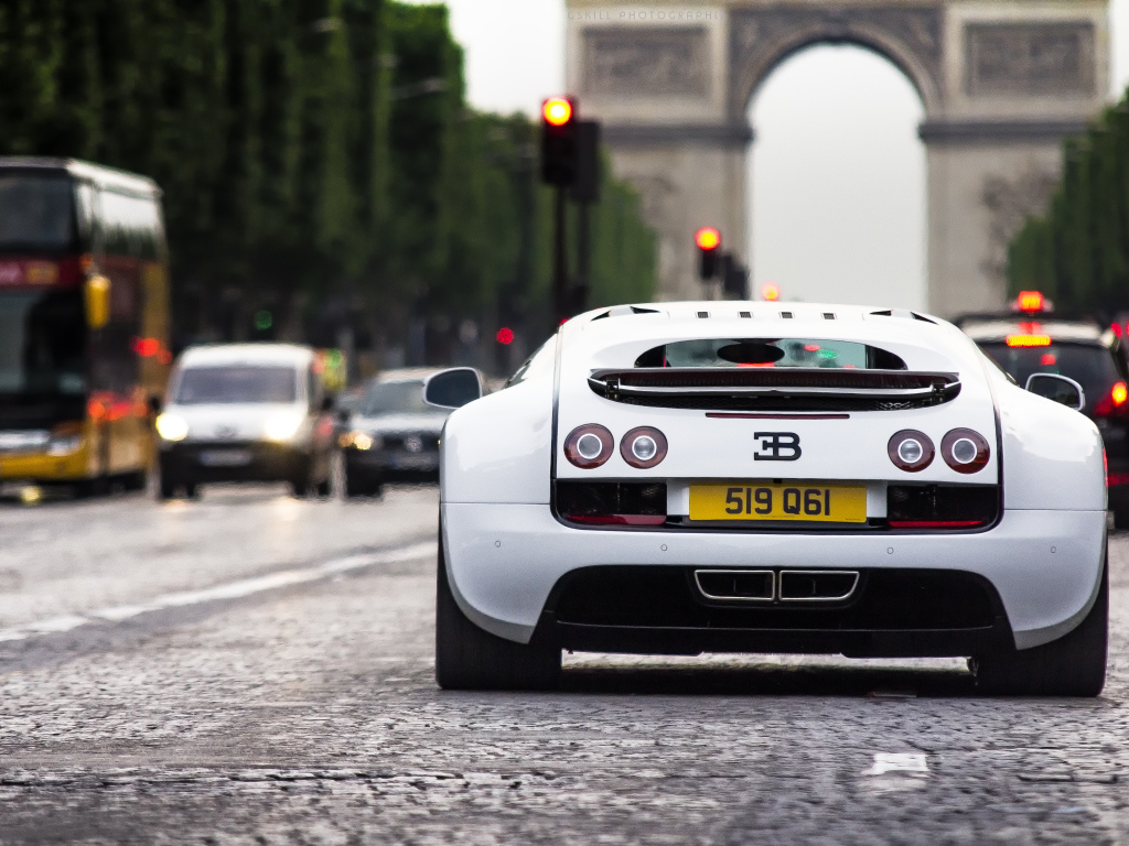 Бугатти у триумфальной арки