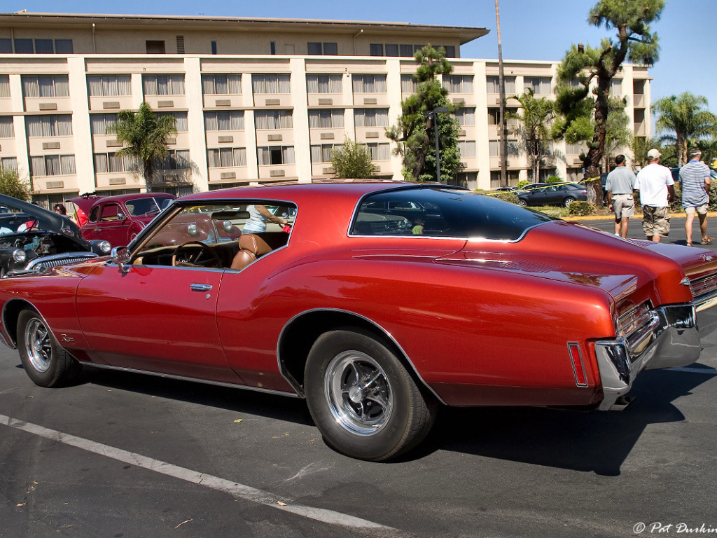 buick riviera 1971 на фоне города