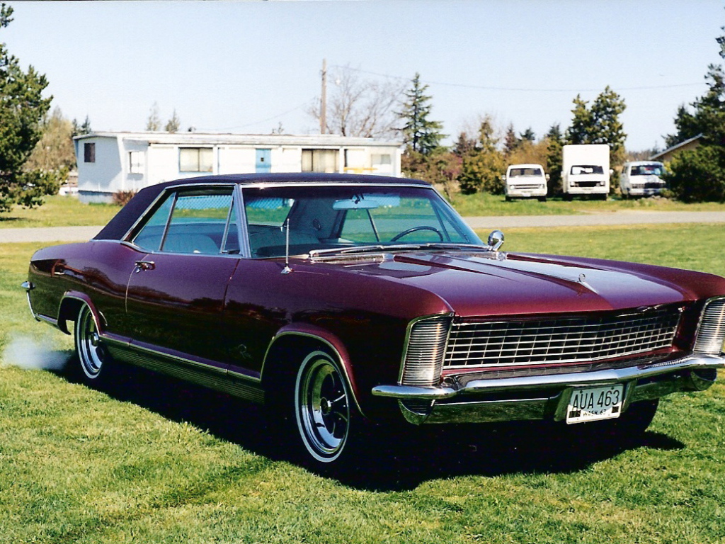 Вишневый buick riviera 1971
