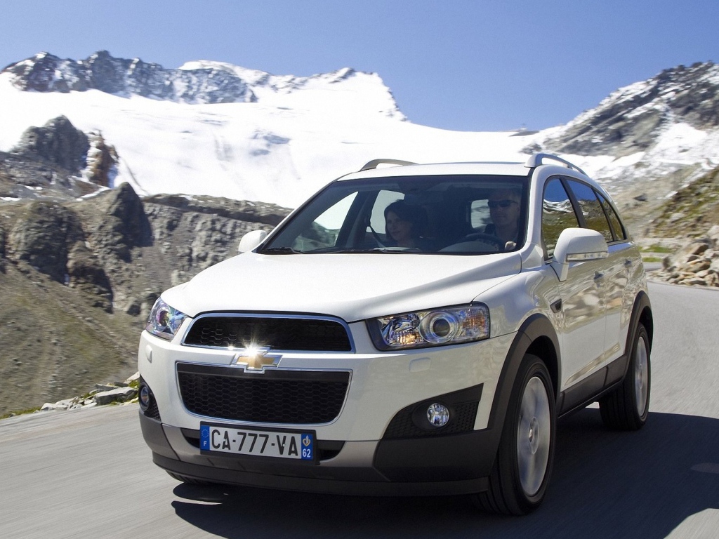 Красивый автомобиль Chevrolet Captiva 2014