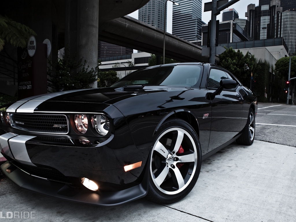 Dodge Challenger в городе