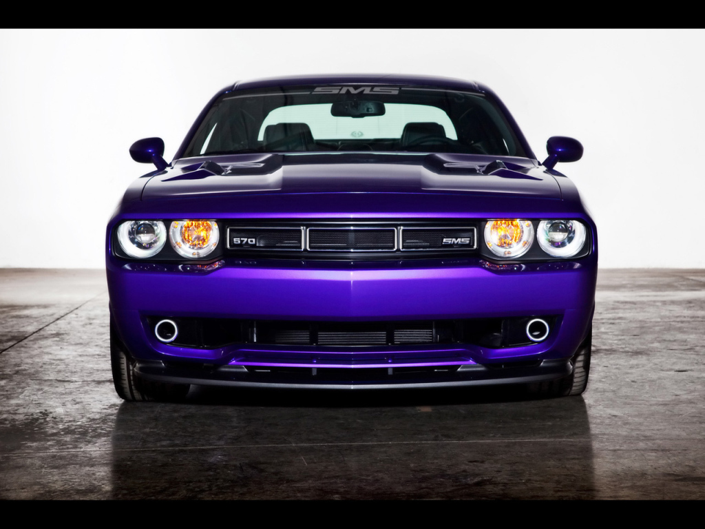 Сиреневый Dodge Challenger