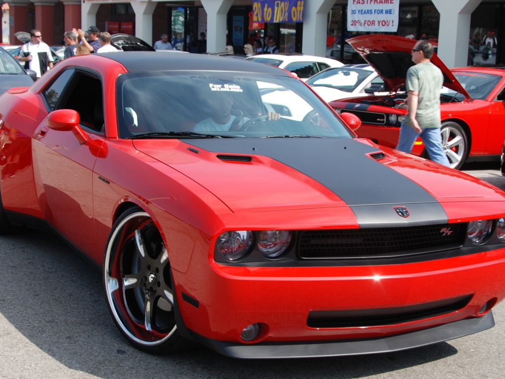 Красный Додж на улице