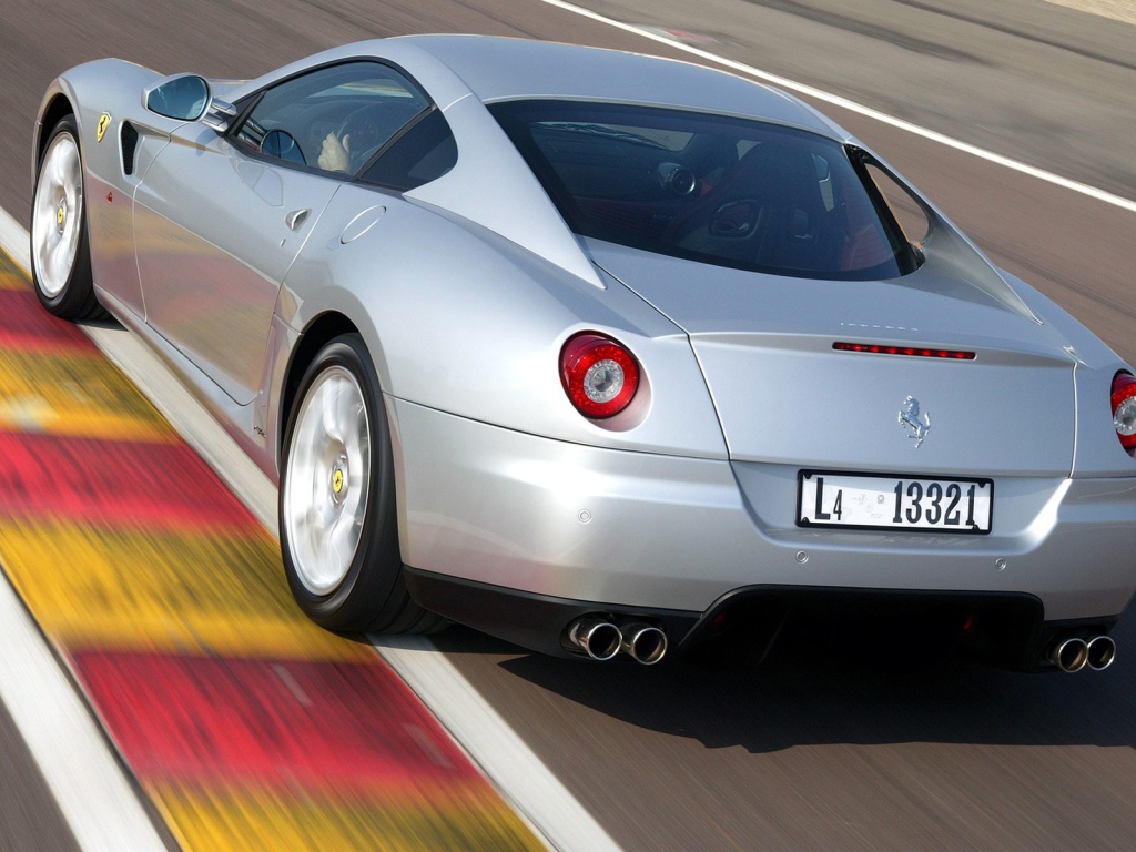 Серебристый Феррари на дороге