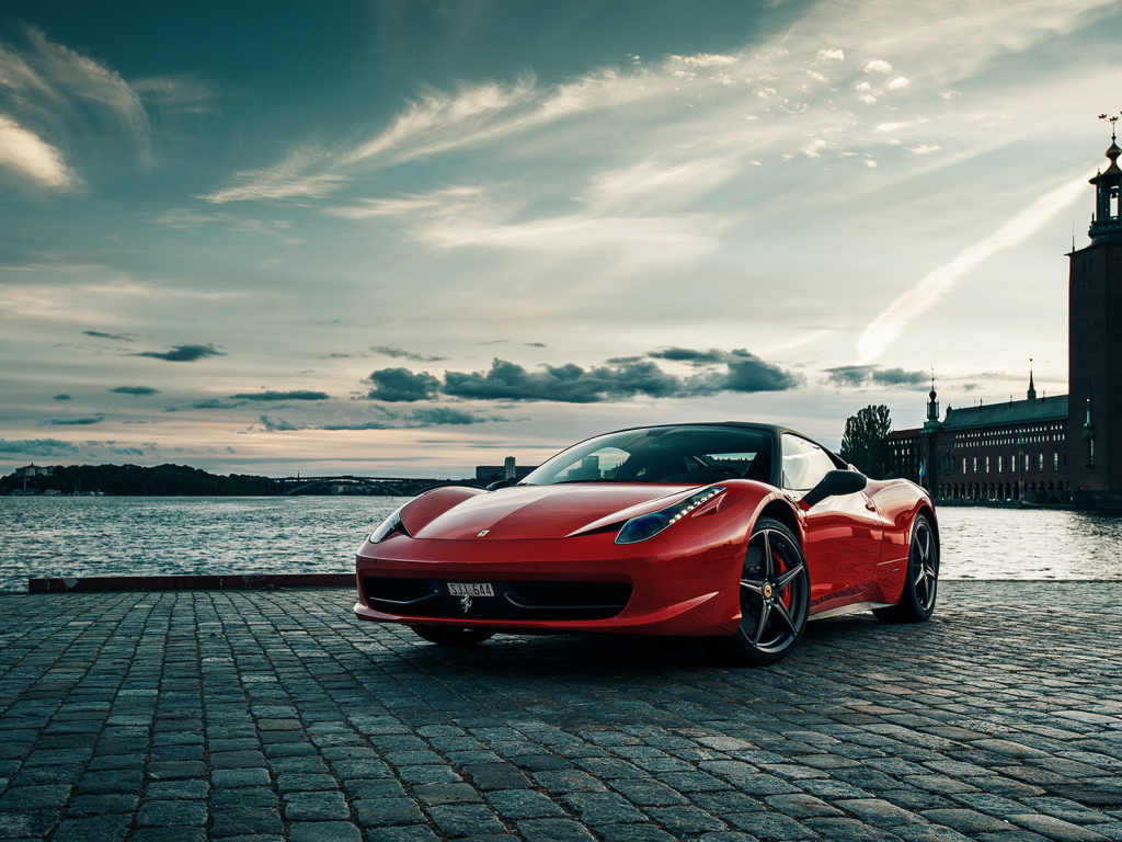 Красный феррари на набережной