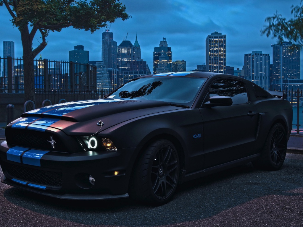 Автомобиль марки Ford модели Mustang 2014 года