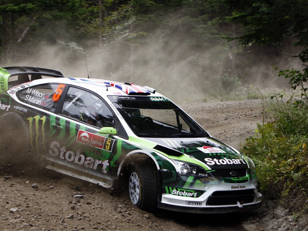 Спортивный форд занесло на дороге