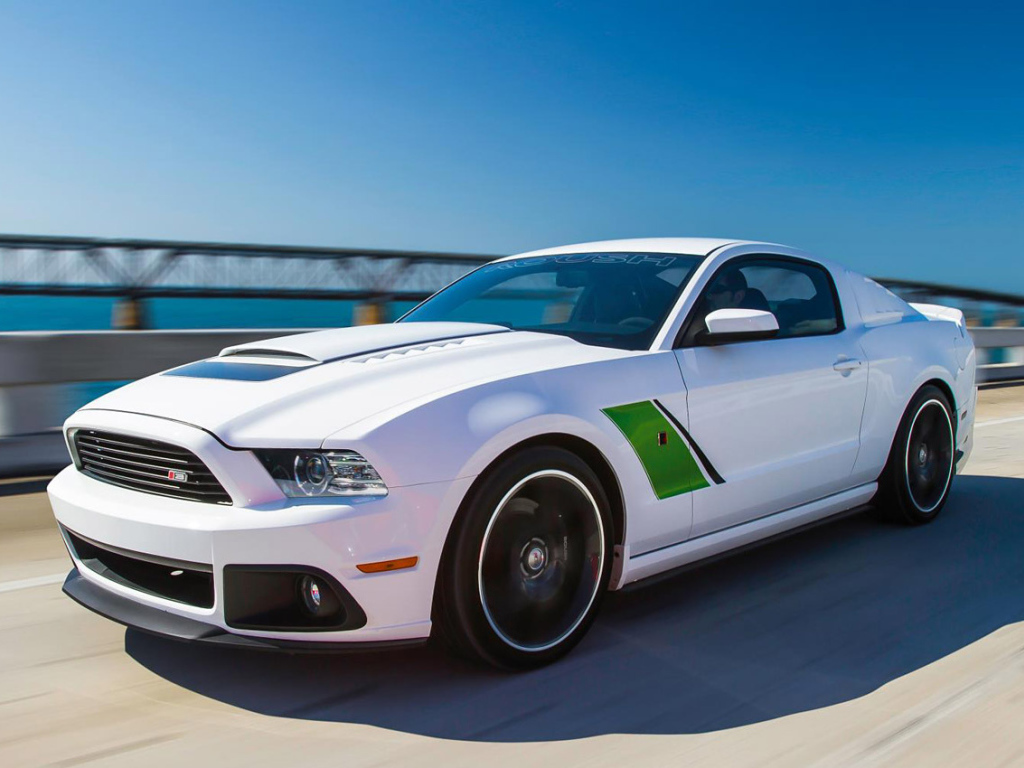 Белый Ford Mustang 2014