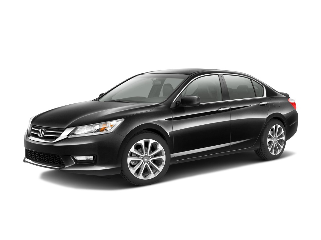 Автомобиль Honda Accord 2013 на дороге