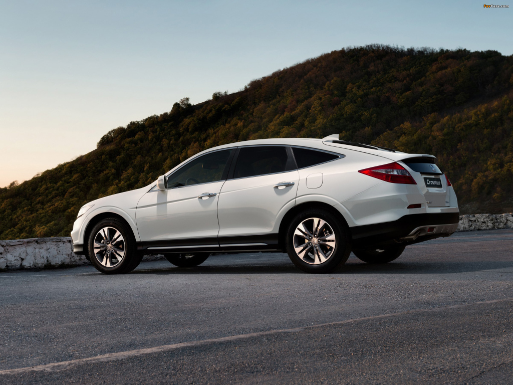 Автомобиль Honda Crosstour на дороге
