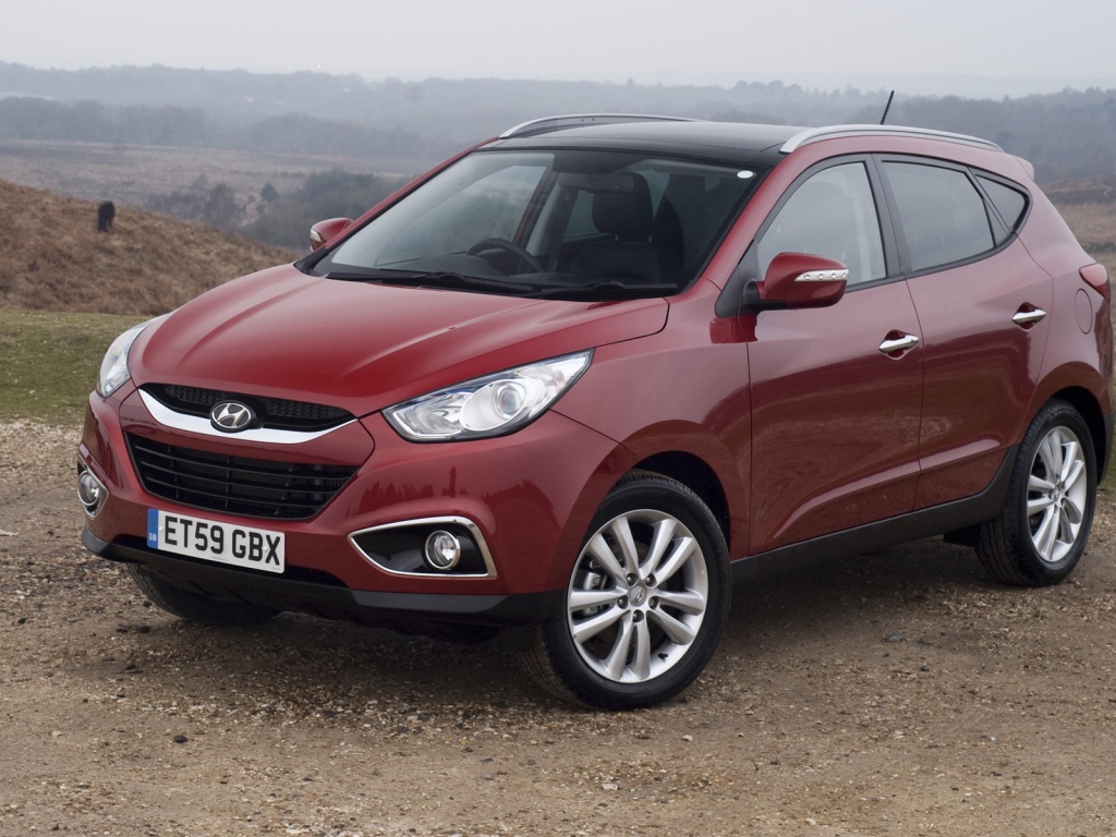  Автомобиль Hyundai IX35 на дороге