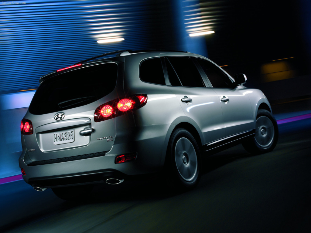 Автомобиль Hyundai Santa fe на дороге