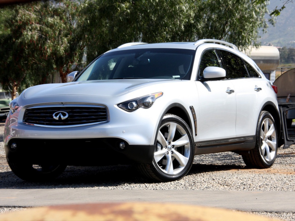 Белый Infiniti FX35