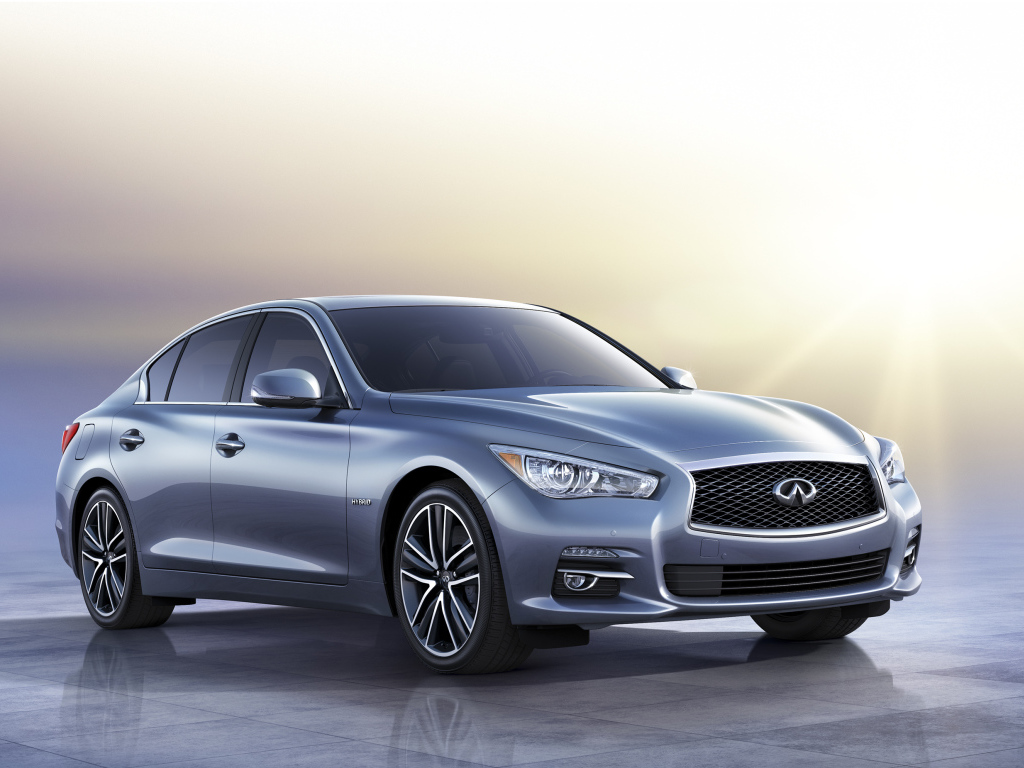 Красивый автомобиль Infiniti Q50 2014 года в Москве
