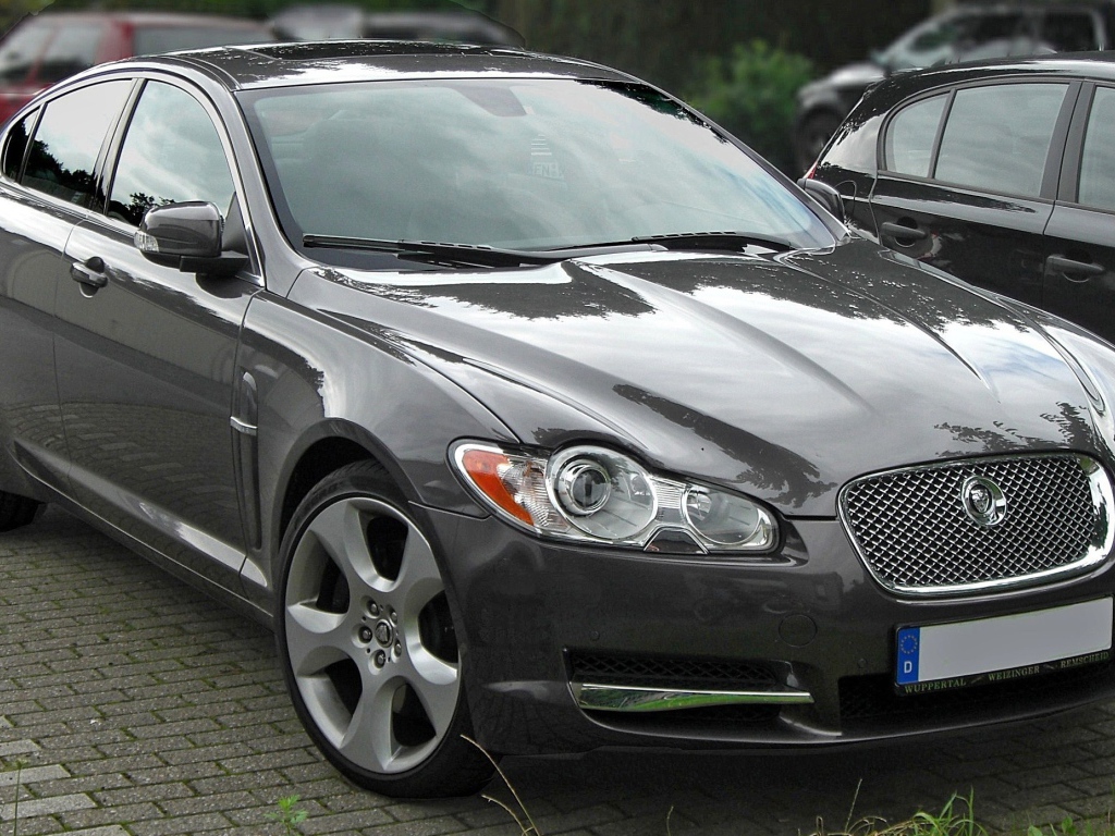 Черный Jaguar XF