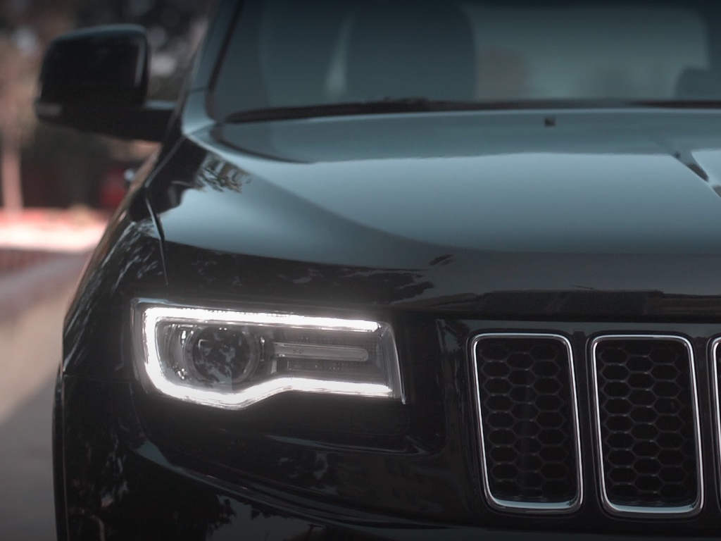 Красивый автомобиль Джип Гранд Чероки 2014