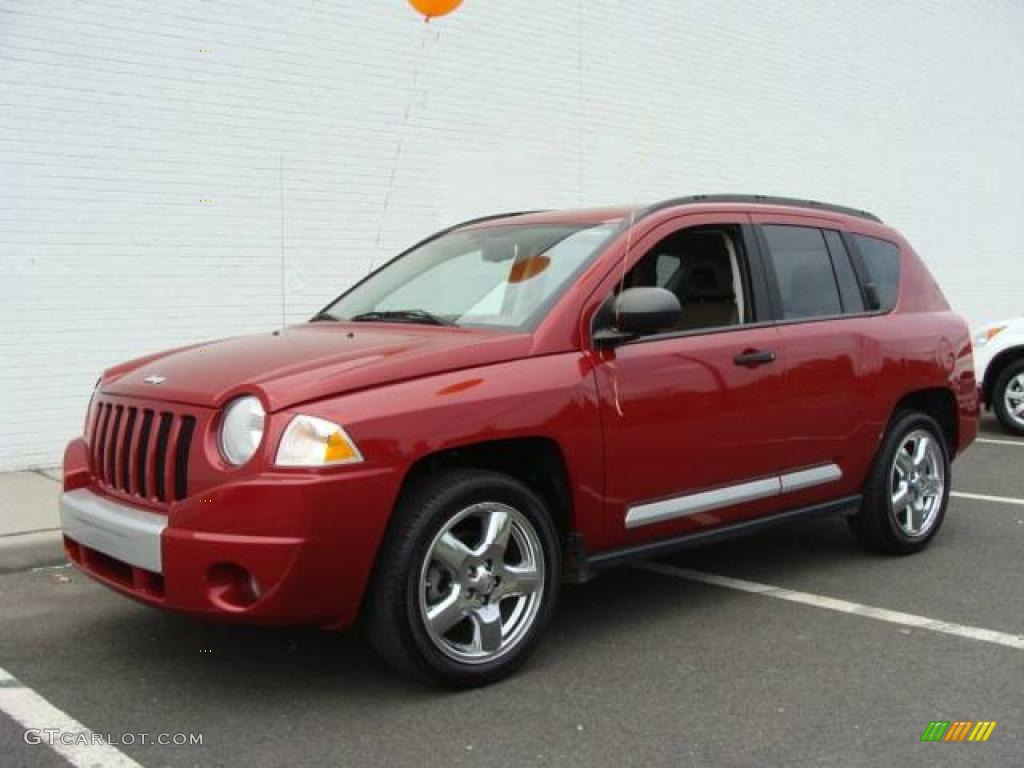 Красный Jeep Compass