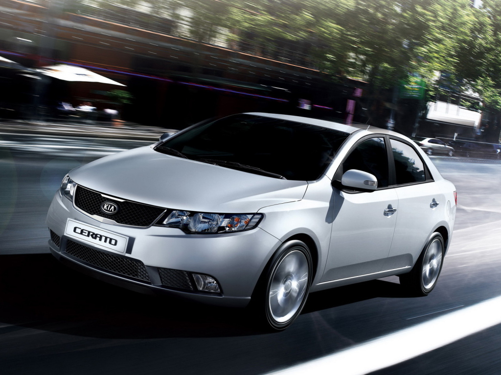 Автомобиль Kia Cerato на дороге