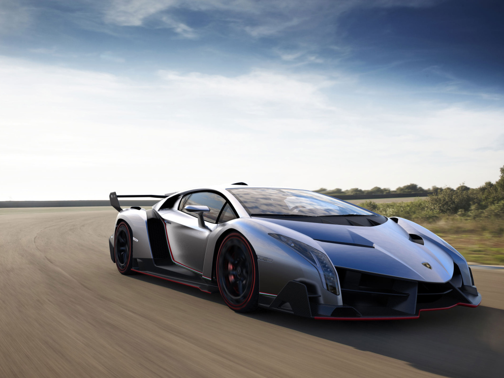 Автомобиль Lamborghini Veneno на дороге