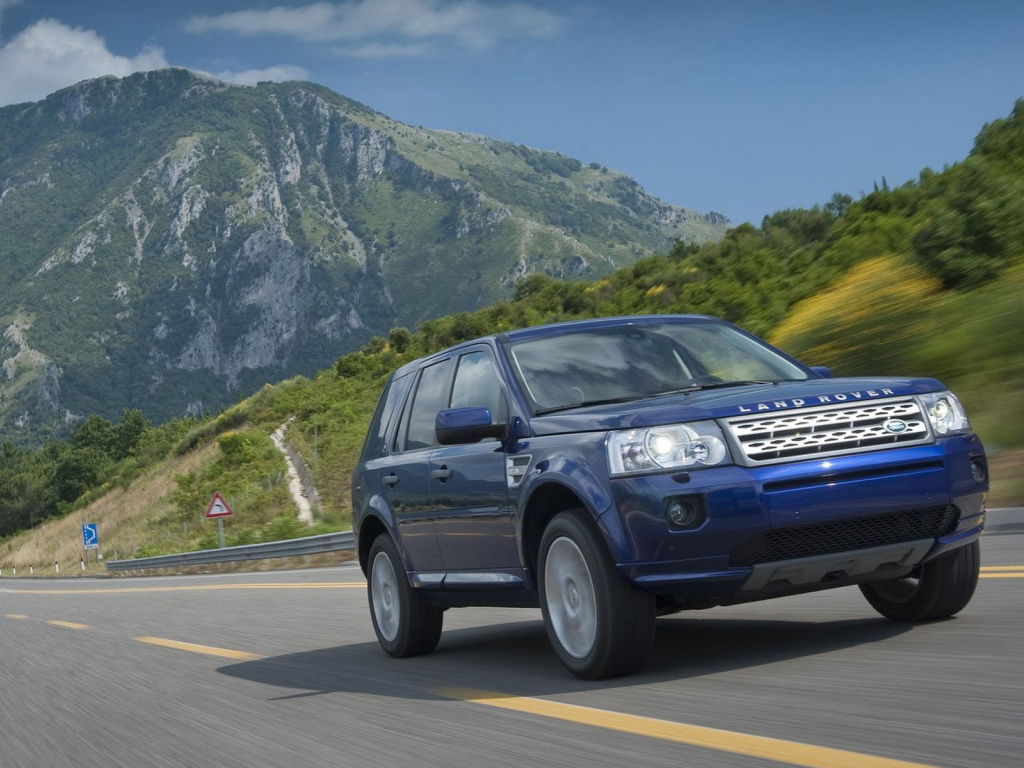 Автомобиль Land Rover Freelander 2 на дороге