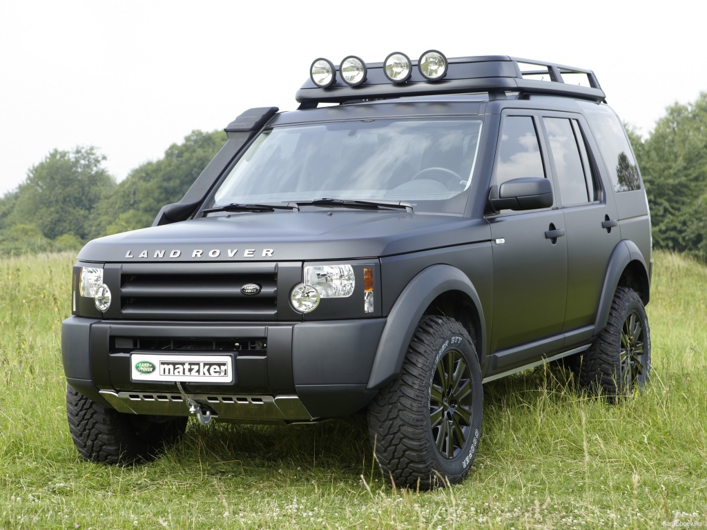 Автомобиль Land Rover Defender на дороге