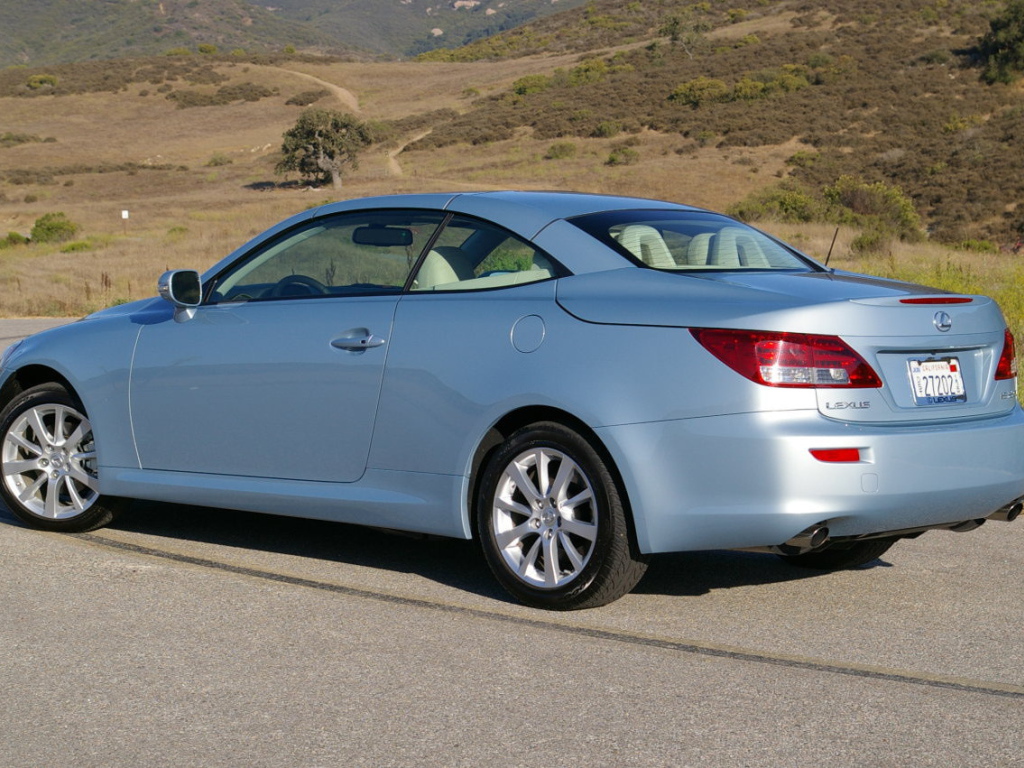 Голубой Lexus IS 250