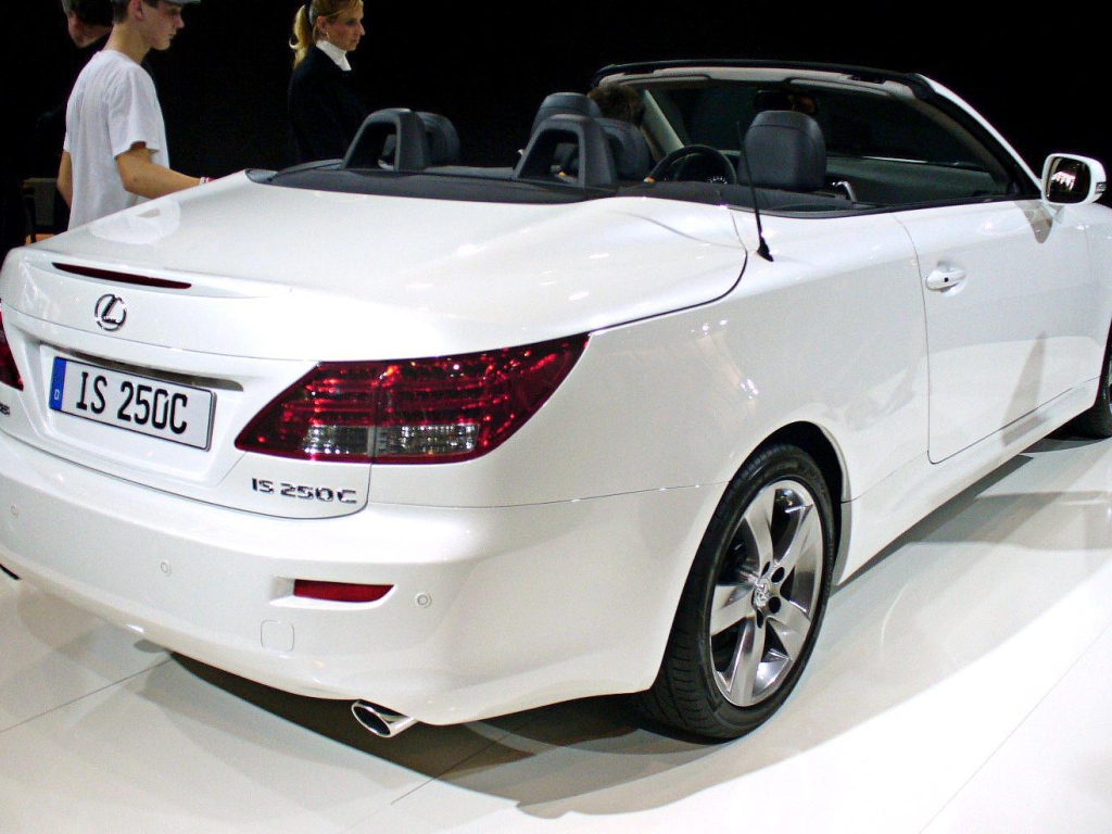 Белый кабриолет Lexus IS 250