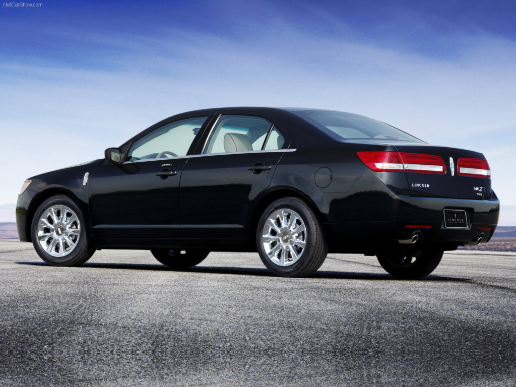 Красивый автомобиль Lincoln MKZ в Москве