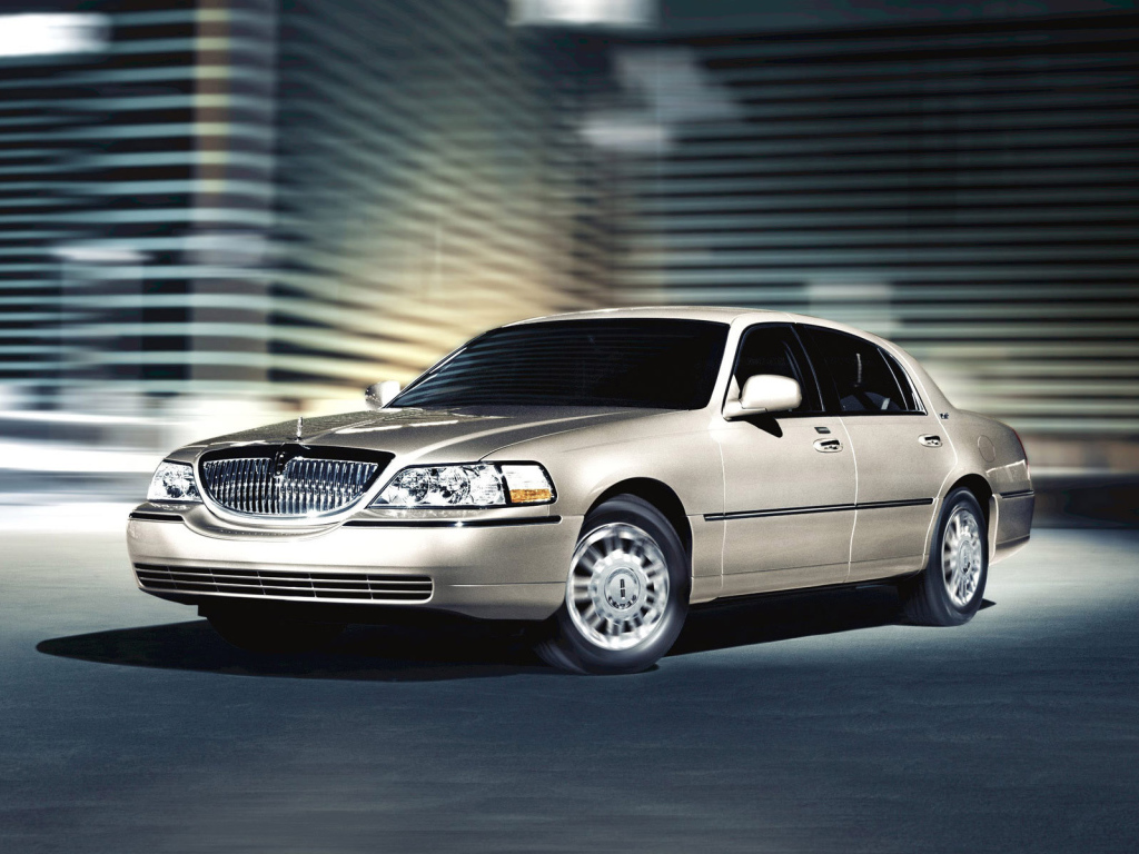 Автомобиль Lincoln Town Car на дороге