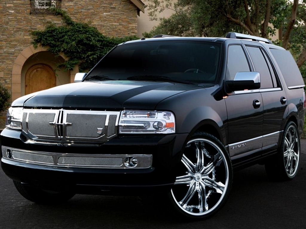 Автомобиль Lincoln Navigator 2014 на дороге