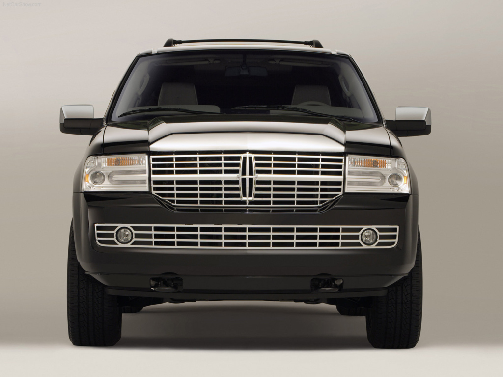 Автомобиль Lincoln Navigator на дороге