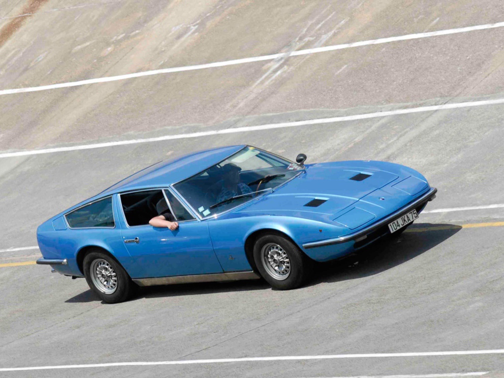 Красивый автомобиль Maserati Indy