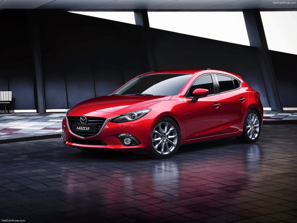 Красивый автомобиль Mazda 3 2014 в Москве