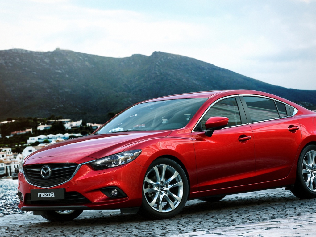 Автомобиль Mazda 6 на дороге