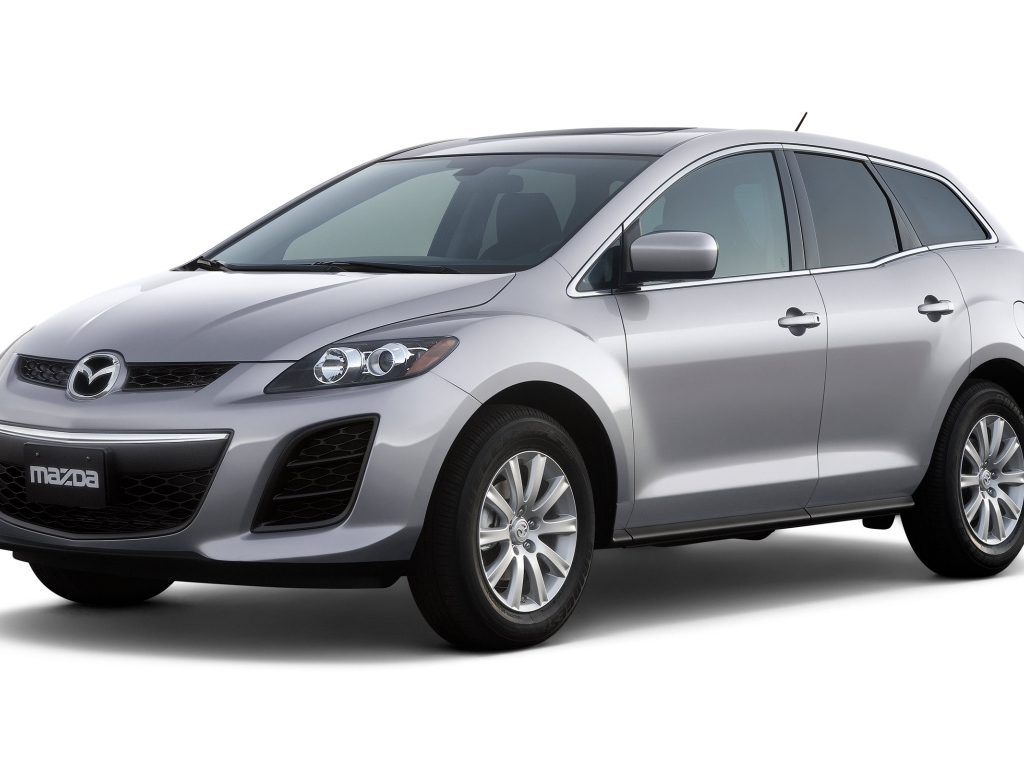 Автомобиль Mazda CX 7 на дороге