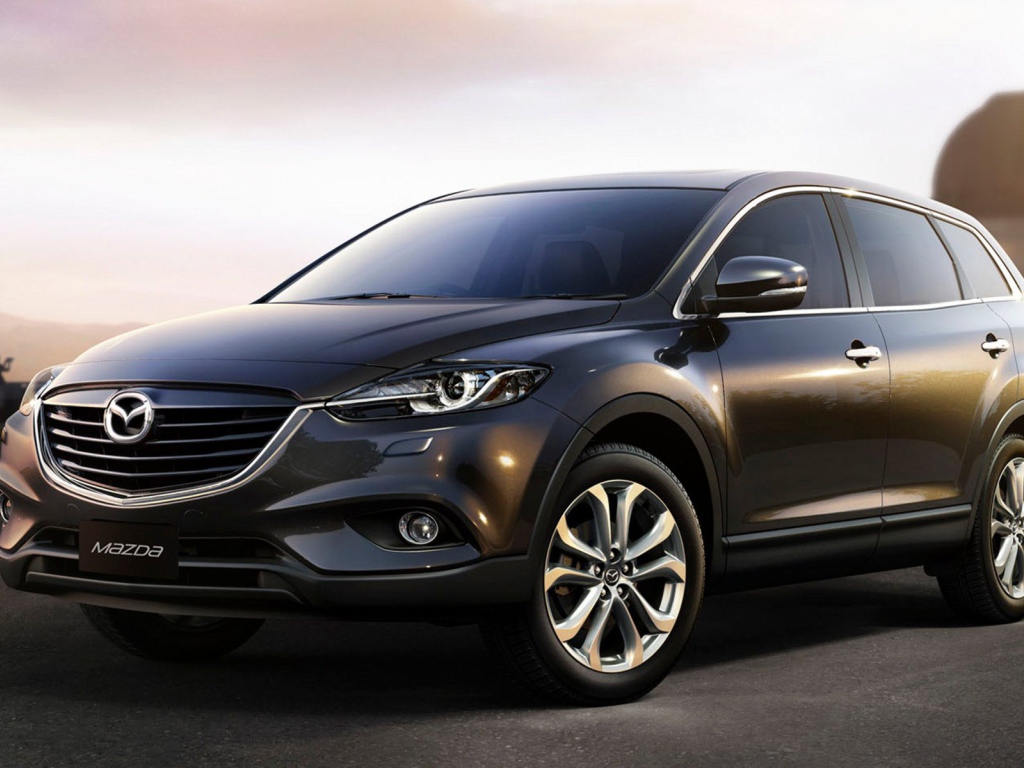 Автомобиль Mazda CX 9 на дороге