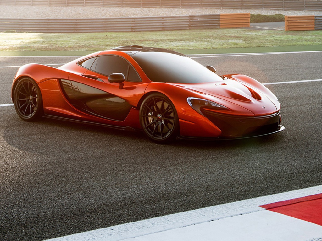 Красивый автомобиль McLaren P1 2014 в Москве