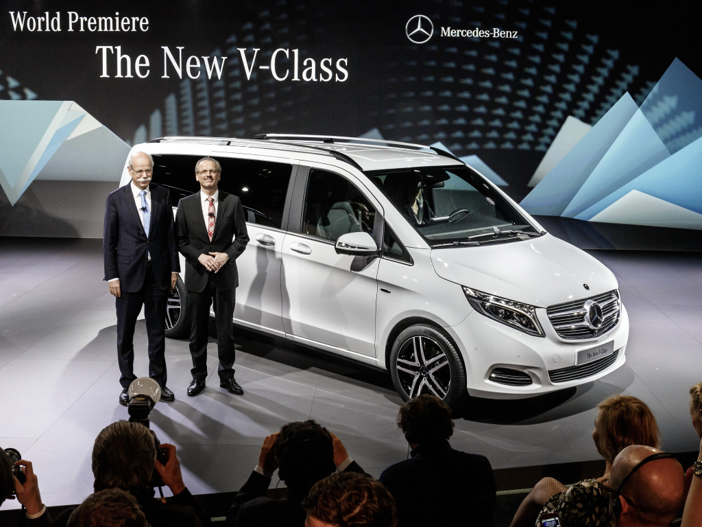 Красивый автомобиль Mercedes V-Class 2014