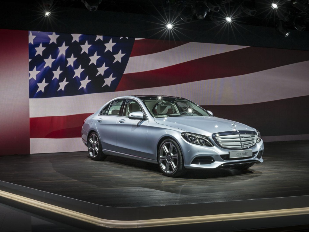 Mercedes C class 2014 на фоне флага США