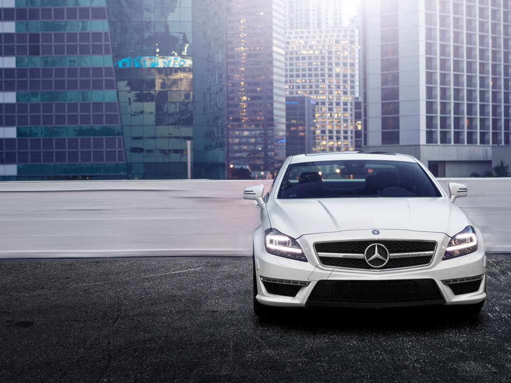 Мерседес на городской парковке