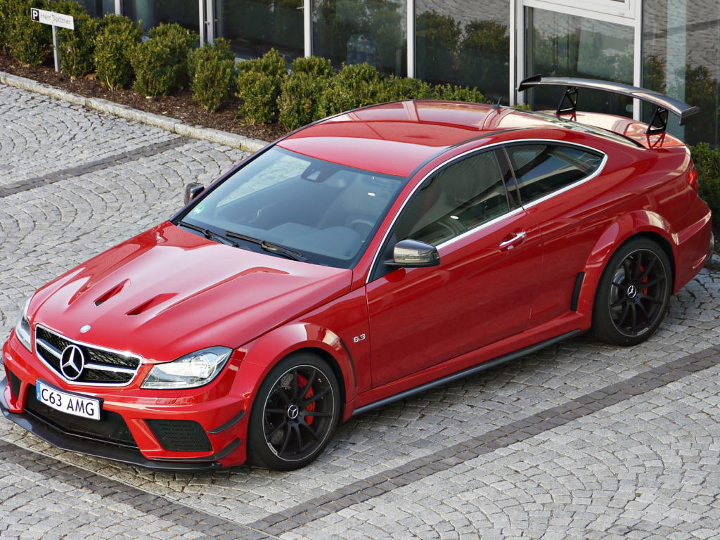 Красный мерседес