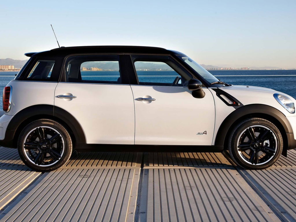 mini cooper countryman на фоне моря