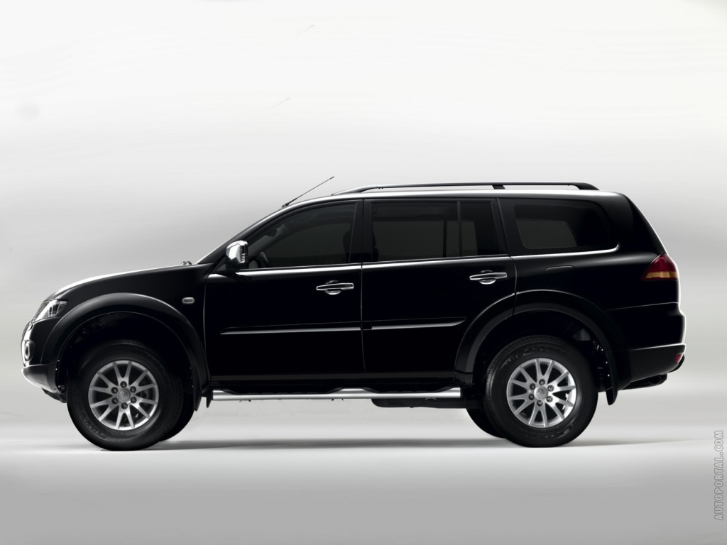 Красивый автомобиль Mitsubishi Pajero Sport в Москве