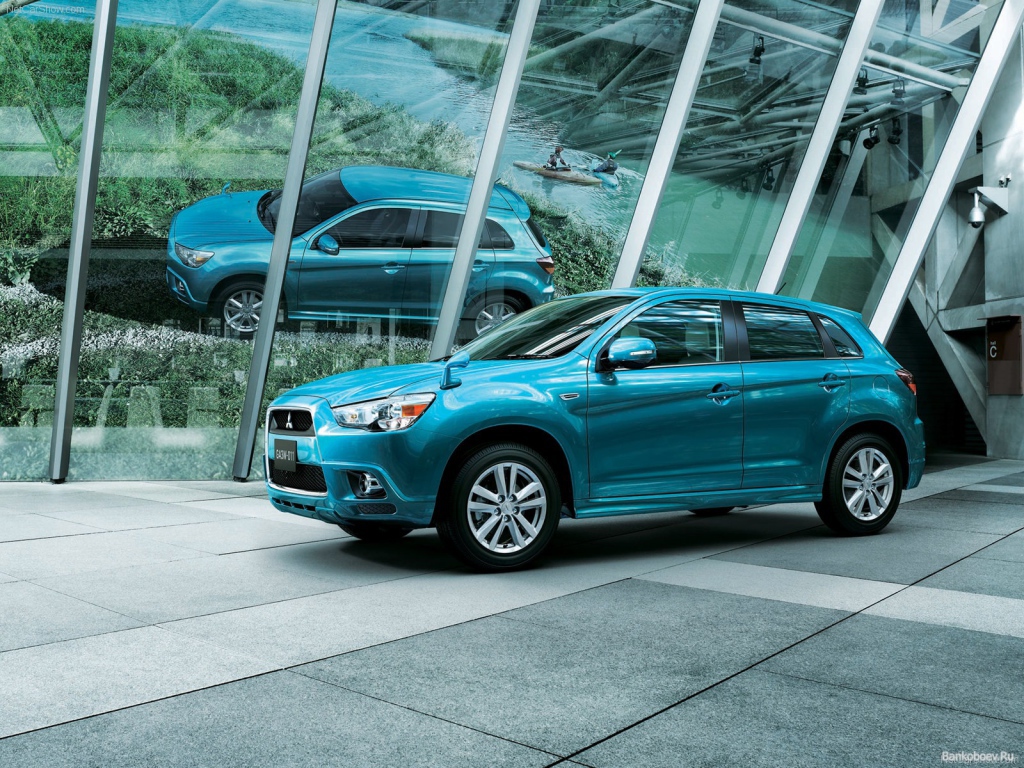 Автомобиль Mitsubishi ASX на дороге