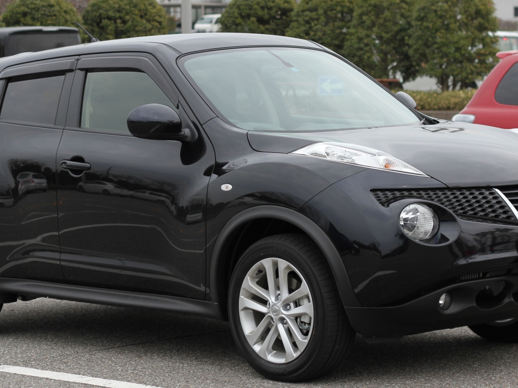 Красивый автомобиль Nissan Juke в Москве