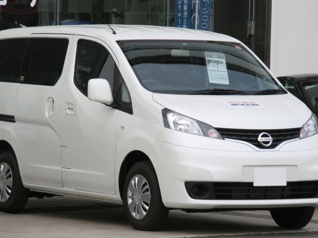 Автомобиль марки Nissan модели NV200