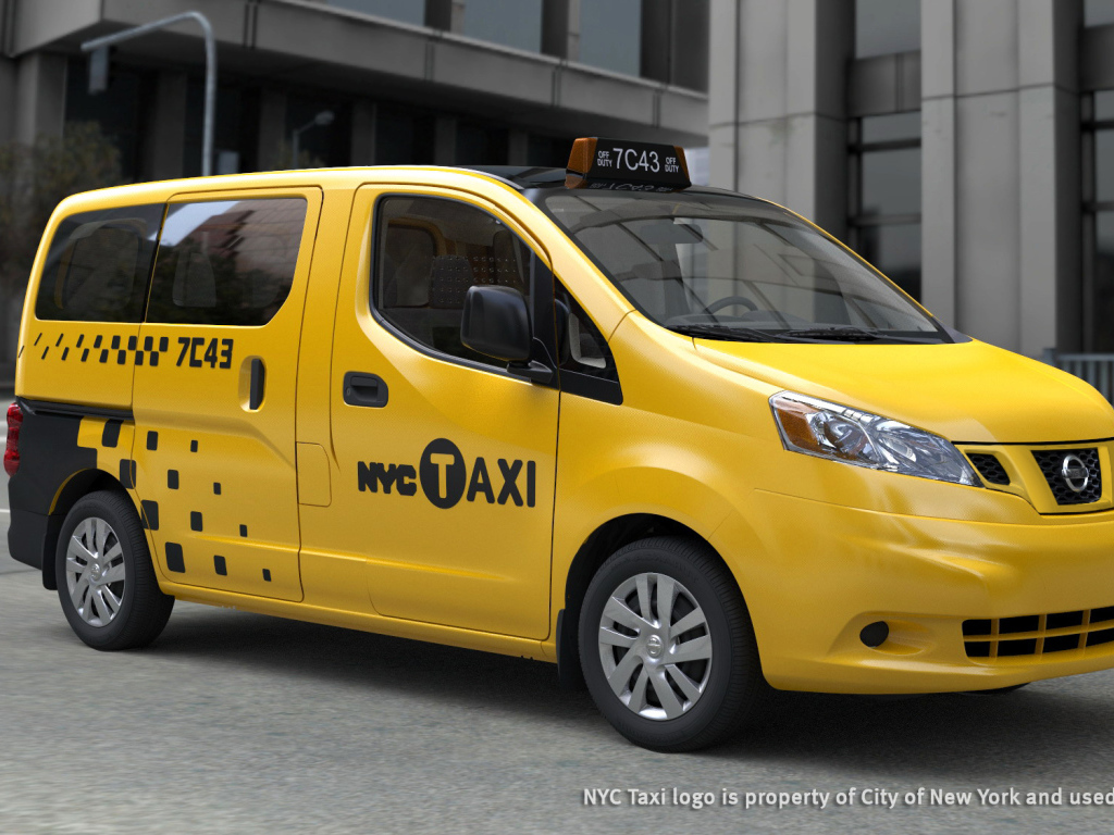 Автомобиль Nissan NV200 на дороге