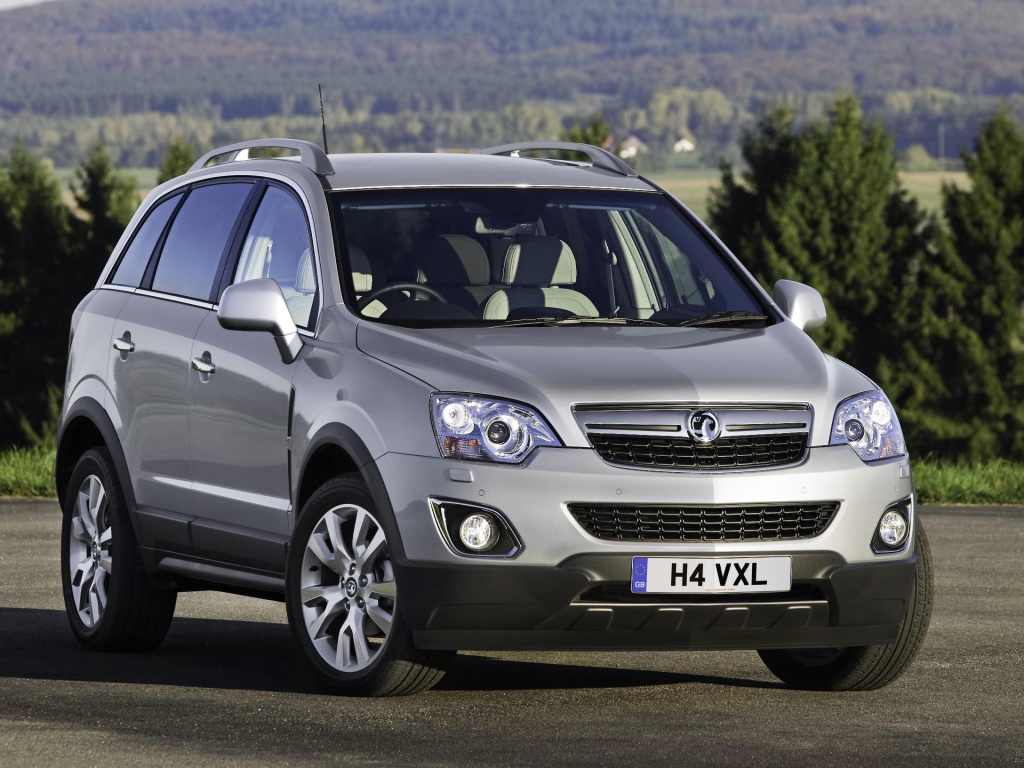 Автомобиль Opel Antara на дороге