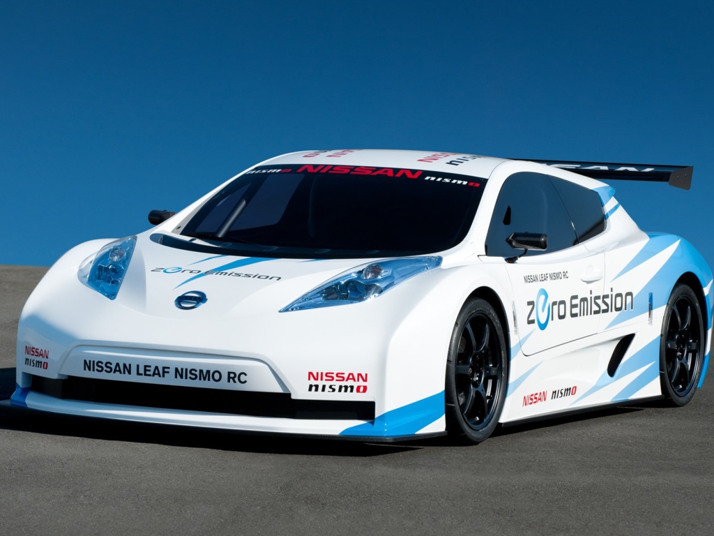 Белый гоночный автомобиль Ниссан