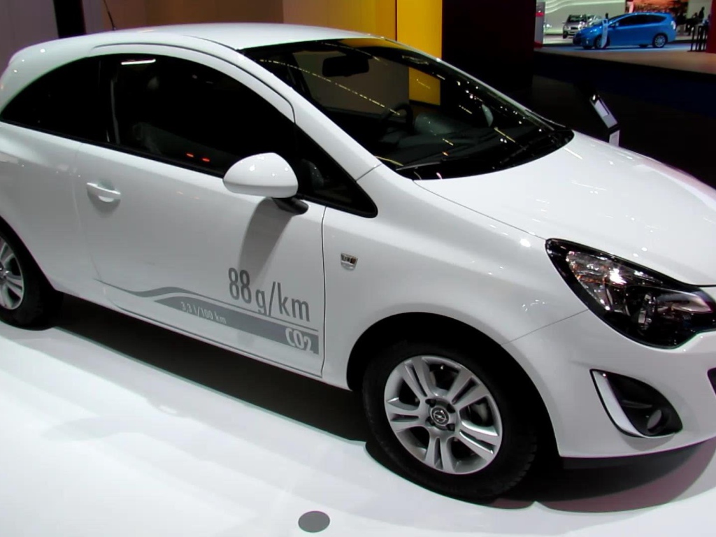 Автомобиль Opel Corsa на дороге